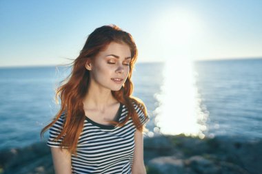 Güzel bir kadın açık havada temiz hava manzara seyahat güneşi