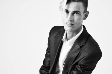 Takım elbiseli yakışıklı adam saç stili poz stüdyosu