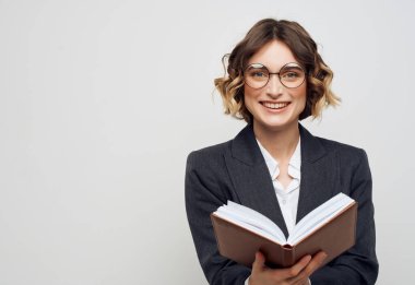 Elinde gözlüklü not defteri olan bir kadın izole edilmiş arka plan