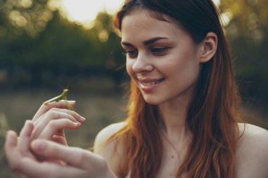 Beyaz elbiseli, elinde peygamber devesi olan bir kadın.