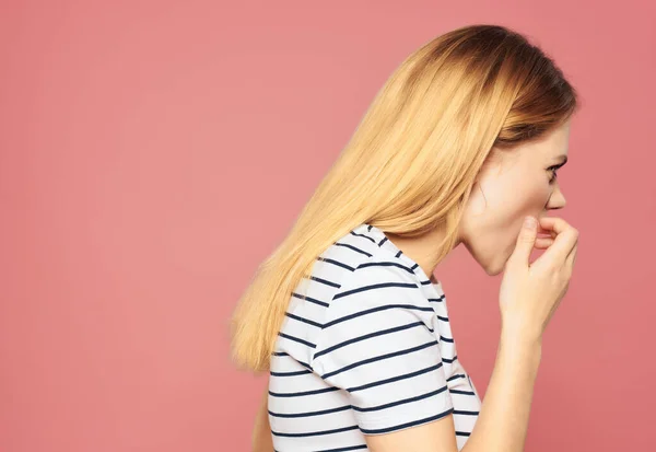 Bella donna a righe T-shirt scontento sconvolto studio emozioni — Foto Stock