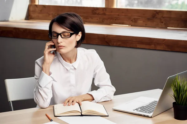 Femme gestionnaire dans le bureau Secrétaire exécutif Studio Lifestyle — Photo