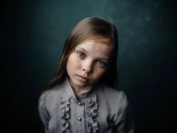 Menina em camisa cinza posando close-up estúdio emoções — Fotografia de Stock