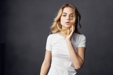 Güzel kadın. Çekici. Makyaj malzemesi.