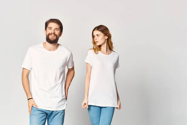 Allegra giovane coppia in bianco t-shirt moda pubblicità design — Foto Stock