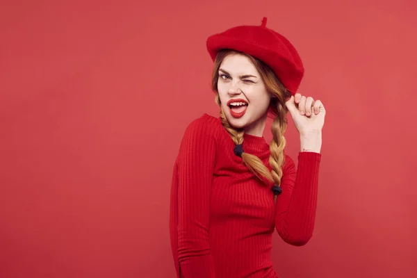 빨간 스웨터를 입고 빨간 배경을 가진 쾌활 한 여자 — 스톡 사진