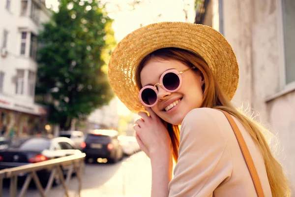 Vacker kvinna utomhus promenad mode sommar livsstil — Stockfoto