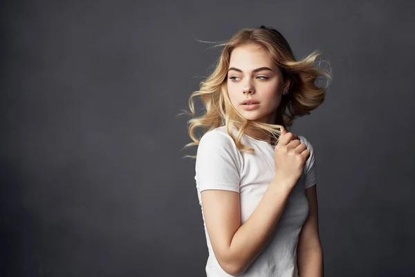 Hermosa mujer atractiva mirada maquillaje posando vista recortada —  Fotos de Stock