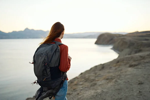 Donna con la legge dopo le vacanze montagne paesaggio duro — Foto Stock