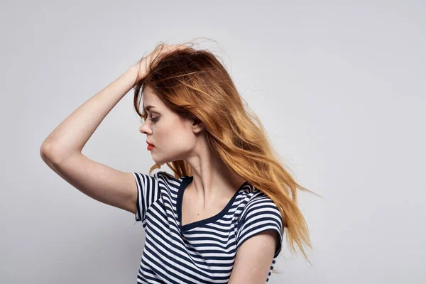 Mulher alegre segurando maquiagem cabelo posando diversão moda isolado fundo — Fotografia de Stock