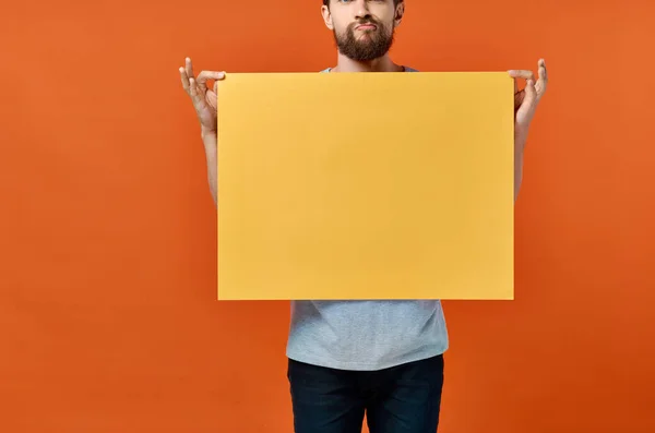 수염 사람 노란색 흉내 내기 포스터외진 배경 할인 — 스톡 사진