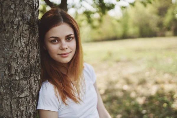 Schöne Frau in der Nähe des Baumes Natur Lifestyle Sommer — Stockfoto