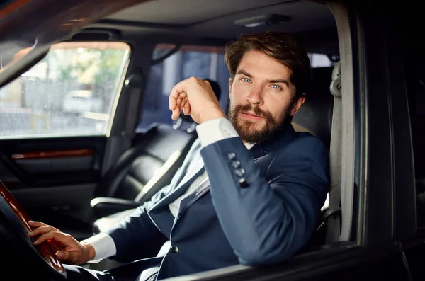 Emotionell man officiell passagerare förare väg framgång tjänst rik — Stockfoto