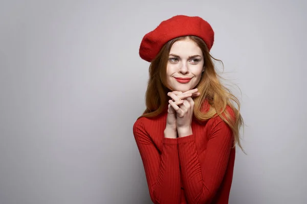 Bonito mulher mão gesto diversão lábios vermelhos luxo estúdio posando — Fotografia de Stock