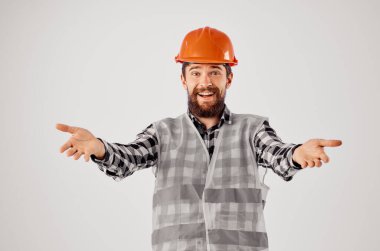 İş yeri inşaat atölyesinde çalışan sakallı adam.