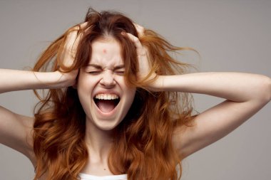 Güzel kadın kozmetoloji cilt bakımı ergenlik dönemi yakın çekimi