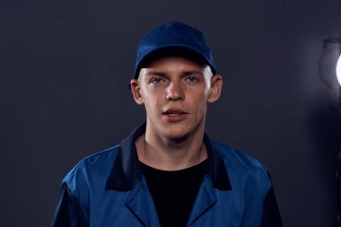 mavi üniformalı işçi resmi hizmet işi