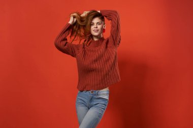 Neşeli kadın modası stüdyo modeli