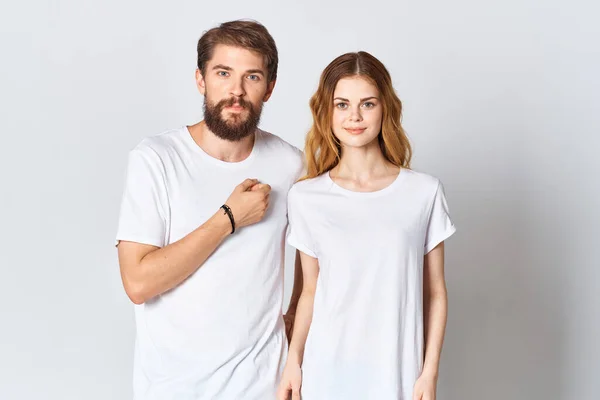 Uomo e donna stanno fianco a fianco in t-shirt bianche Copy Space design mockup — Foto Stock