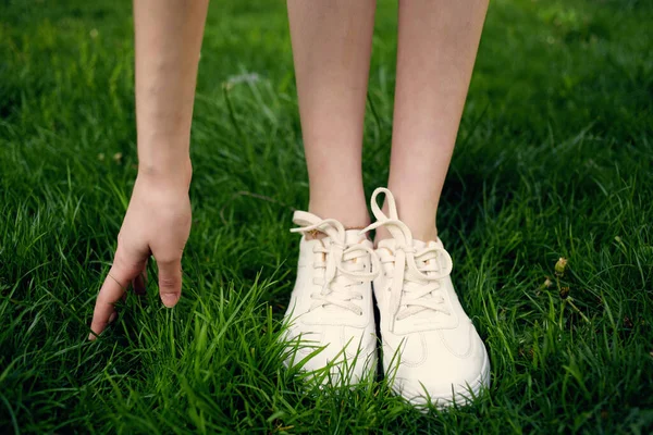 Vacker kvinna gå i parken i sommar modell — Stockfoto