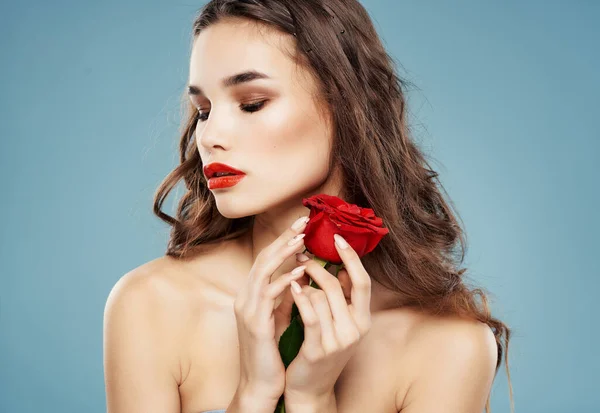 Nő fényes smink rózsa kezében luxus kék háttér — Stock Fotó