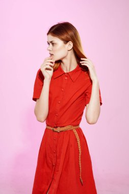 Kızıl saçlı, kırmızı elbiseli, stüdyo manzaralı.