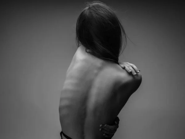 Naken rygg kvinnor poserar svart och vitt foto — Stockfoto