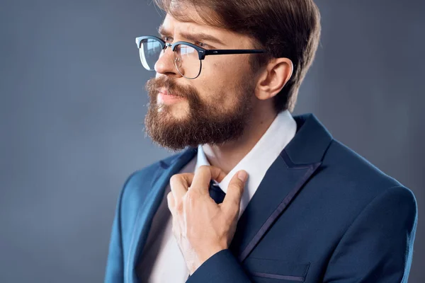 De man in een pak met een bril succes Job donkere achtergrond — Stockfoto
