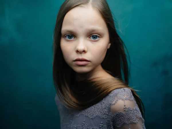 小さな女の子は魅力的な感情緑の背景をポーズ — ストック写真