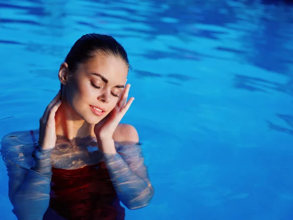 Bonita mujer en traje de baño piscina naturaleza ocio estilo de vida —  Fotos de Stock