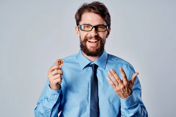 Чоловік у блакитній сорочці з краваткою криптовалюта Bitcoin емоції фінанси інвестиції — стокове фото