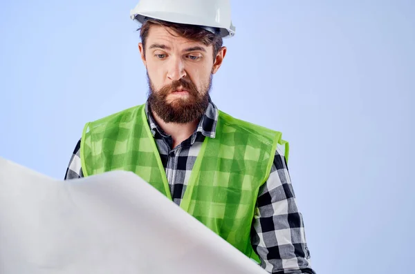 흰색 헬멧을 쓰고 일하는 남성 노동자는 전문적으로 고립된 배경을 가지고 있다 — 스톡 사진