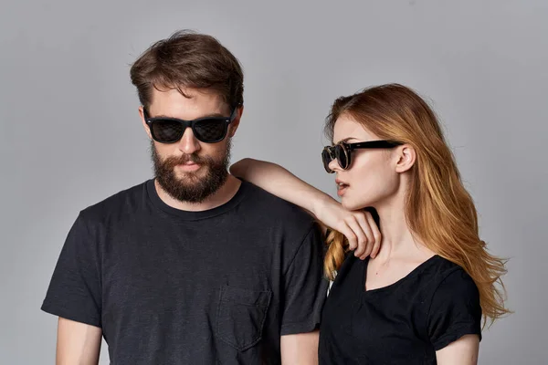 Homem e mulher na moda socializando juntos posando moda luz fundo — Fotografia de Stock