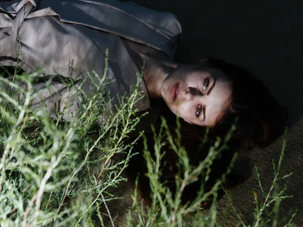 Çekici kadın, yukarıdan temiz hava manzarasında dinleniyor.