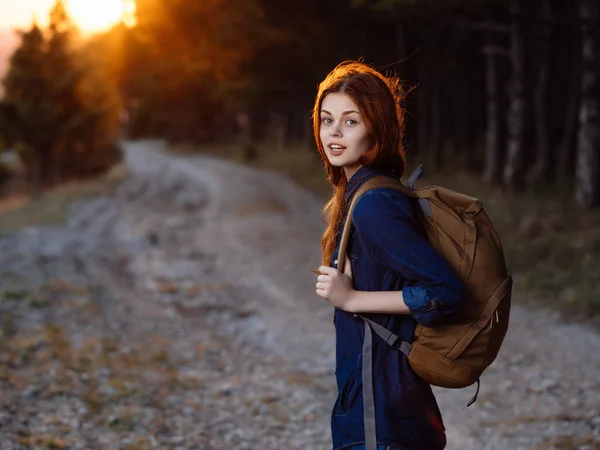 Žena s batohem na přírodě procházka dovolená hory — Stock fotografie