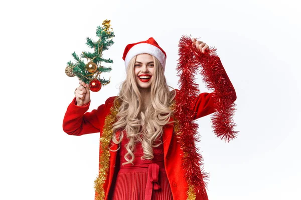 Veselá žena v kostýmu Santa drží vánoční stromek v rukou — Stock fotografie