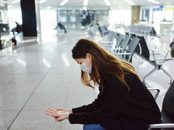 Femme assise à l'aéroport en attente d'un vol retardé — Photo