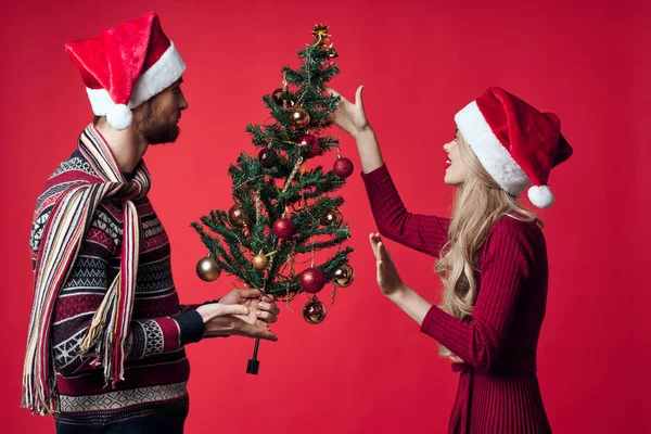 Άνδρας και γυναίκα δώρο Χριστούγεννα διακοπές νέο έτος διασκέδαση — Φωτογραφία Αρχείου