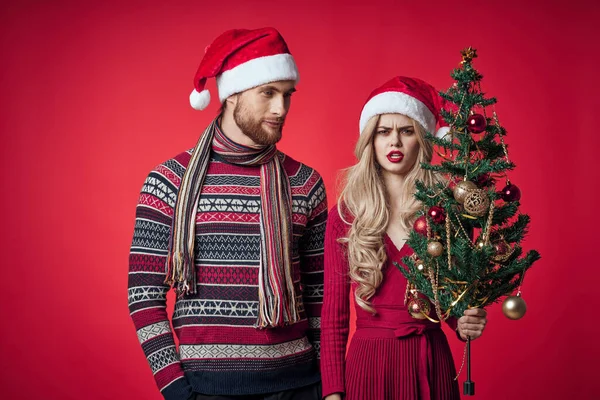 Fröhliche Mann und Frau Neujahr Urlaub Romantik isoliert Hintergrund — Stockfoto