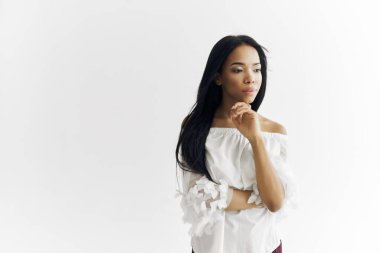 Beyaz elbiseli kozmetik modeller.