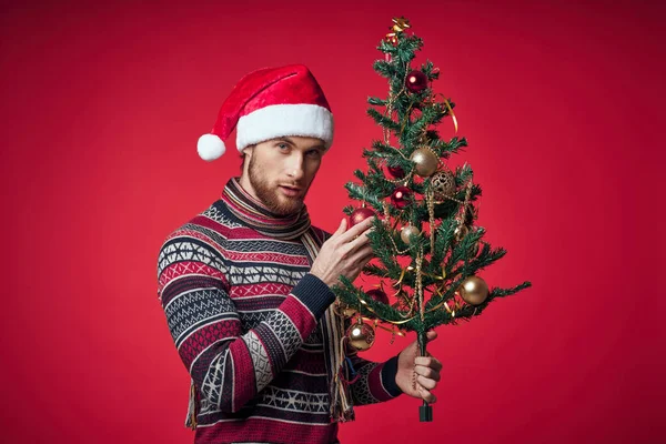 Noel kıyafetleri içindeki yakışıklı adam Noel ağacı oyuncakları yaşam tarzı. — Stok fotoğraf