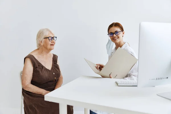 Patient examination by a doctor doctor assistant — Stock Photo, Image