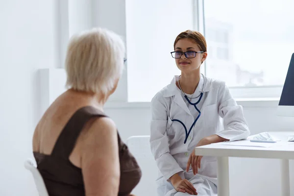 医師の健康診断による老婦人患者検査 — ストック写真