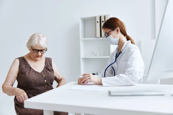 Medico femminile esame del paziente assistenza sanitaria — Foto Stock
