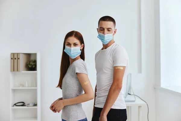Homem e mulher usando máscaras médicas covid-19 vacinação passaporte — Fotografia de Stock