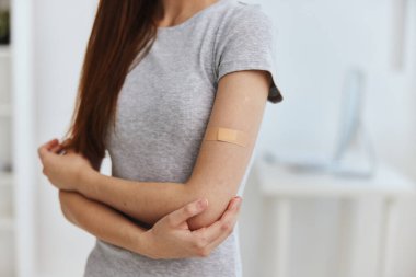 Hastaların omuzlarında mikroplu alçı ve hastane pasaport.