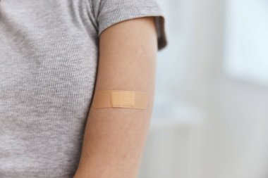 Omuz aşısı pasaport bağışıklık hastanesinde yapıştırıcı sıva.