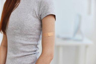 Omzunda yapıştırıcı olan kadın sağlık dokunulmazlığı olan covid-19 pasaport