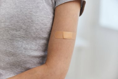 Omzuna yapıştırıcı sıva. Kadın el bağışıklığı aşısı. Sağlık güvenliği aşısı.