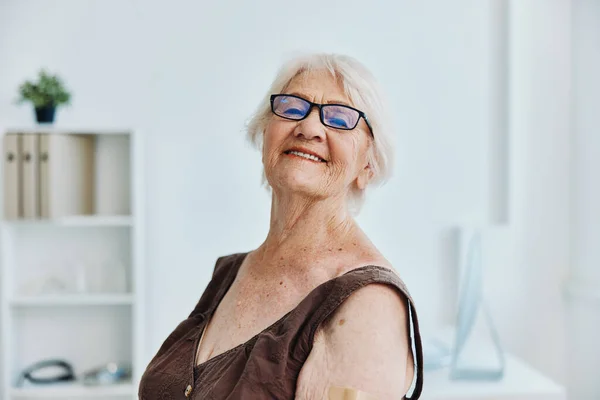 Stará žena v nemocničním očkovacím pase covid-19 — Stock fotografie